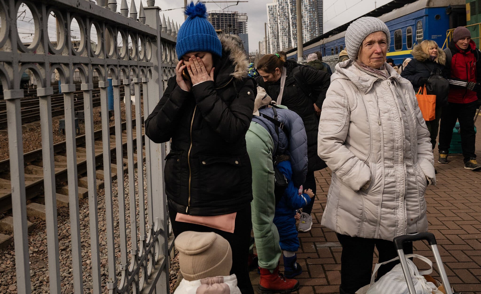 Το Κίεβο οχυρώνεται για μάχη: Εθελοντές στα όπλα, άμαχοι στα τρένα της φυγής (εικόνες)-1