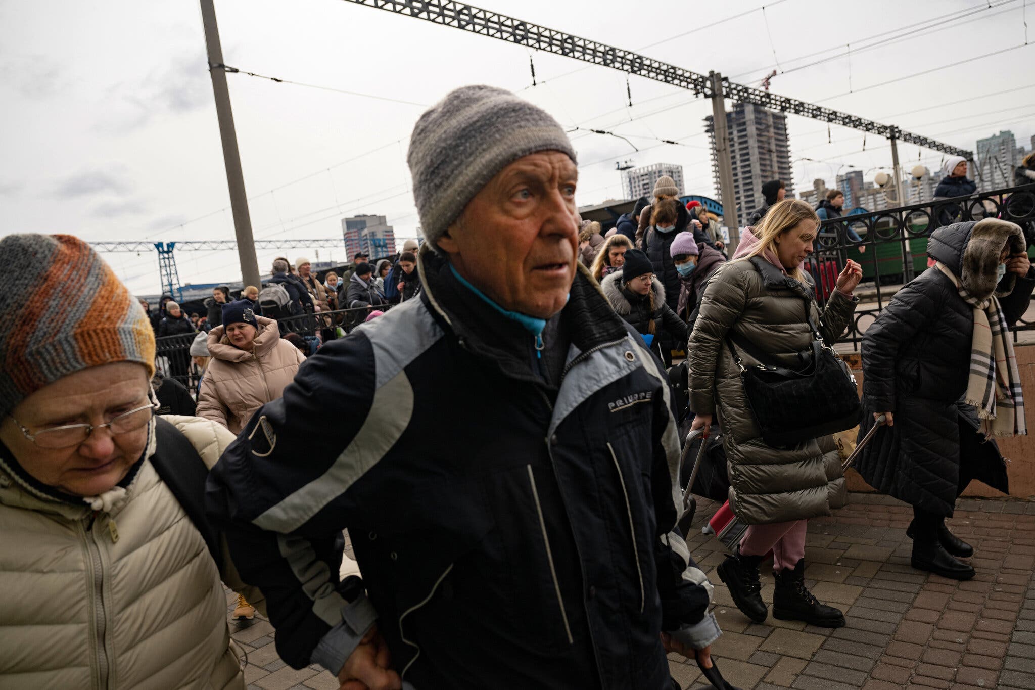 Το Κίεβο οχυρώνεται για μάχη: Εθελοντές στα όπλα, άμαχοι στα τρένα της φυγής (εικόνες)-6