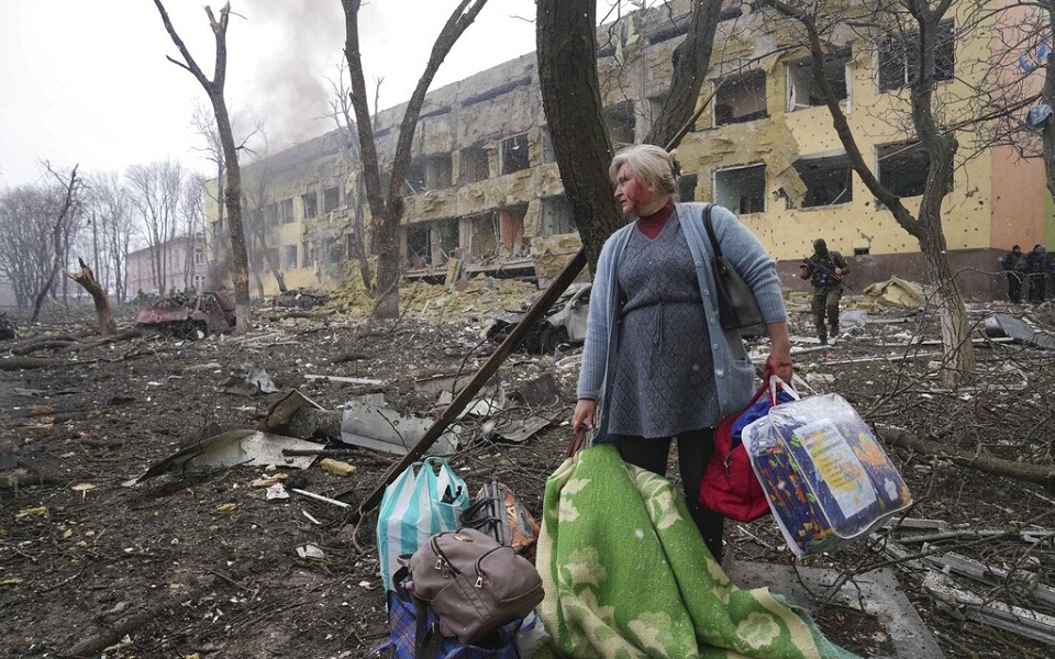 Ουκρανία: Κατακραυγή για την επίθεση σε νοσοκομείο παίδων στην πολιορκούμενη Μαριούπολη-1