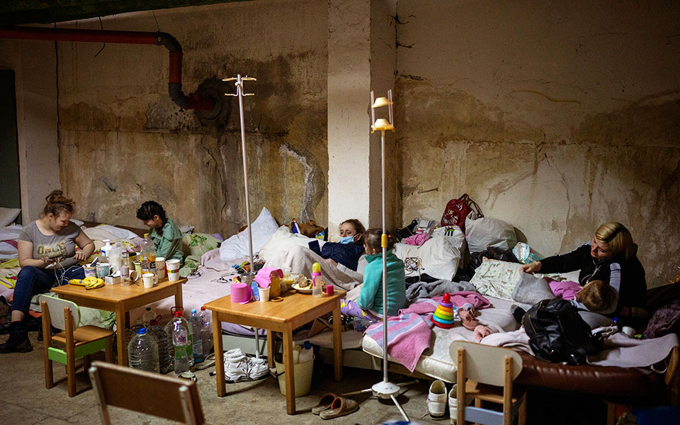 Πόλεμος στην Ουκρανία: Χρωματιστά σκουφάκια για μικρούς υπερήρωες-2