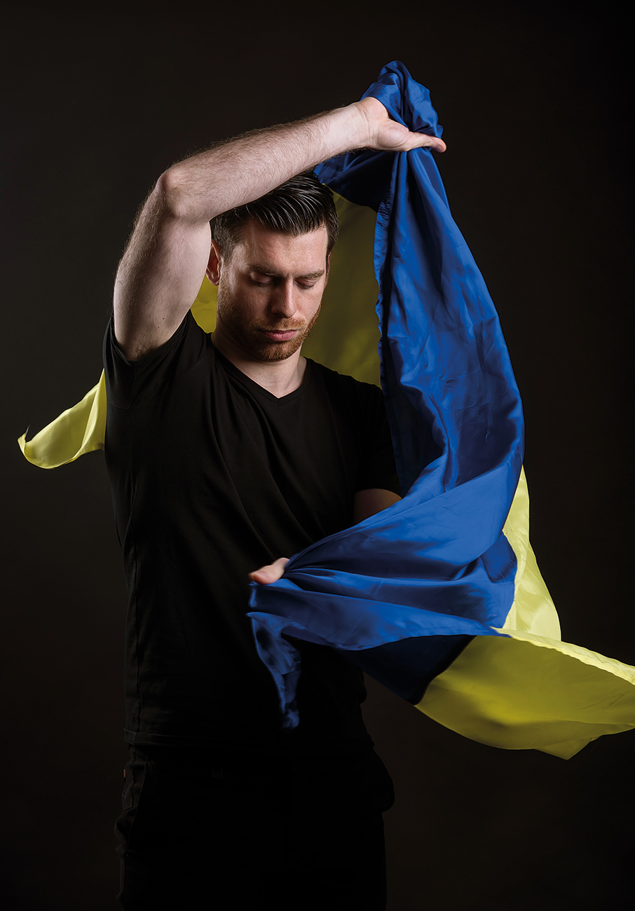 Γιάννης Μητράκης: O χορευτής που ανέβασε την ουκρανική σημαία στη σκηνή της Λυρικής-1