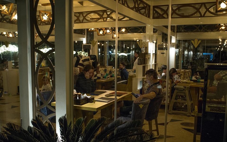 Η αναγκαστική συμβίωση Ρώσων και Ουκρανών τουριστών που ξέμειναν στην Αίγυπτο-1