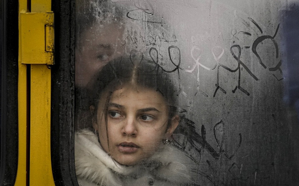 Ουκρανία: Κατακραυγή για την επίθεση σε νοσοκομείο παίδων στην πολιορκούμενη Μαριούπολη-4