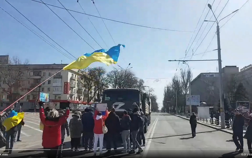 χερσώνα-ουκρανοί-πολίτες-διώχνουν-ρω-561772246