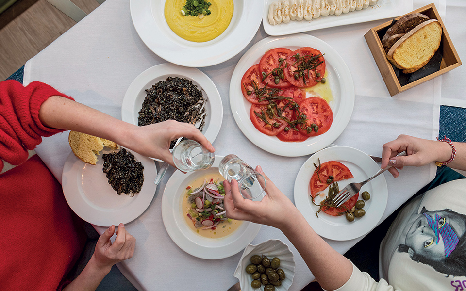 πέντε-στάσεις-για-φαγητό-στη-δραπετσώ-561777337