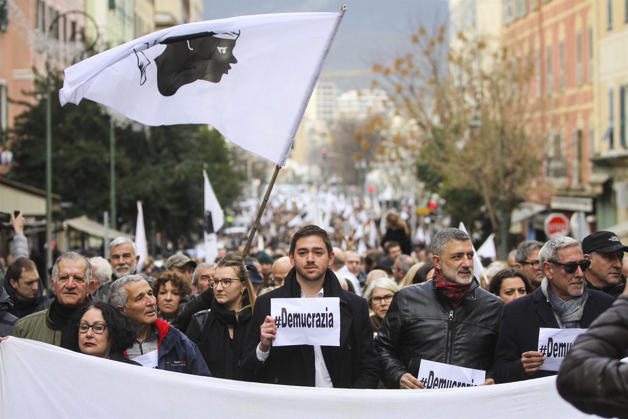 to-φάντασμα-του-κολονά-φοβίζει-τον-εμα-561779599