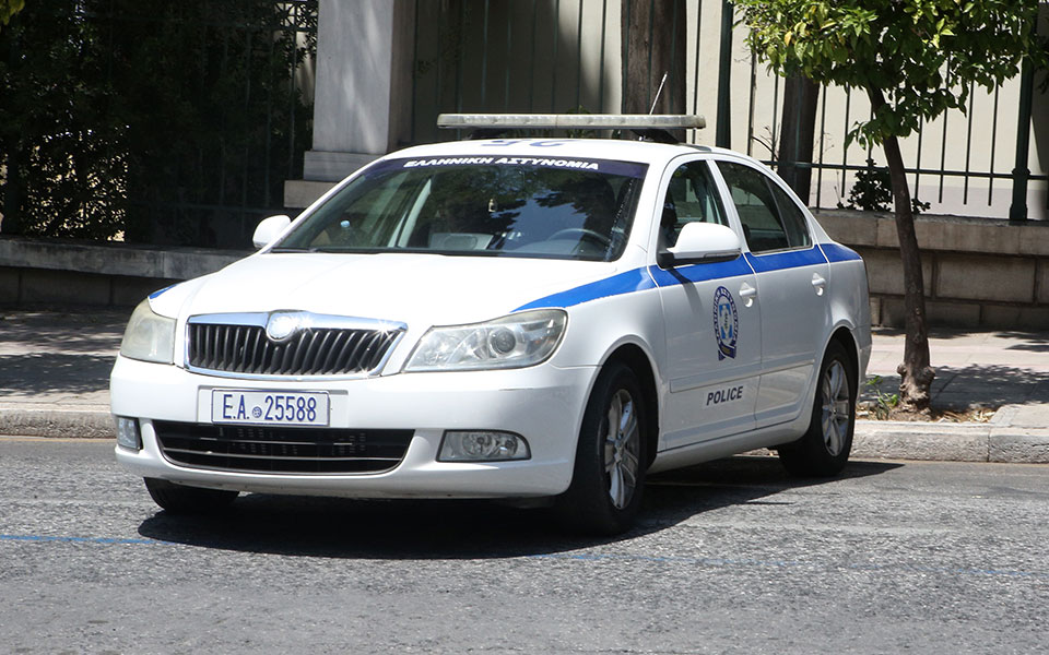 χειροπέδες-σε-τέσσερις-ανήλικους-για-561752548