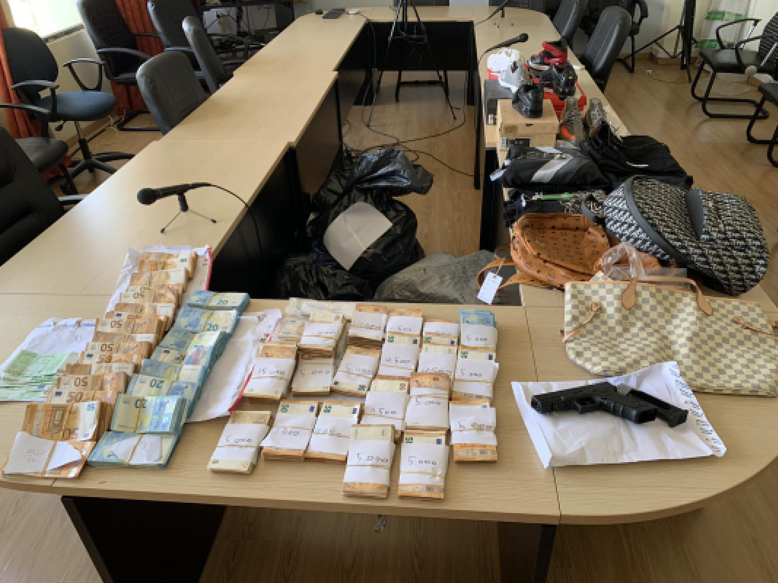 Χειροπέδες σε μέλη εγκληματικής οργάνωσης που διακινούσαν απομιμητικά προϊόντα μέσω Internet – 14 συλλήψεις-3