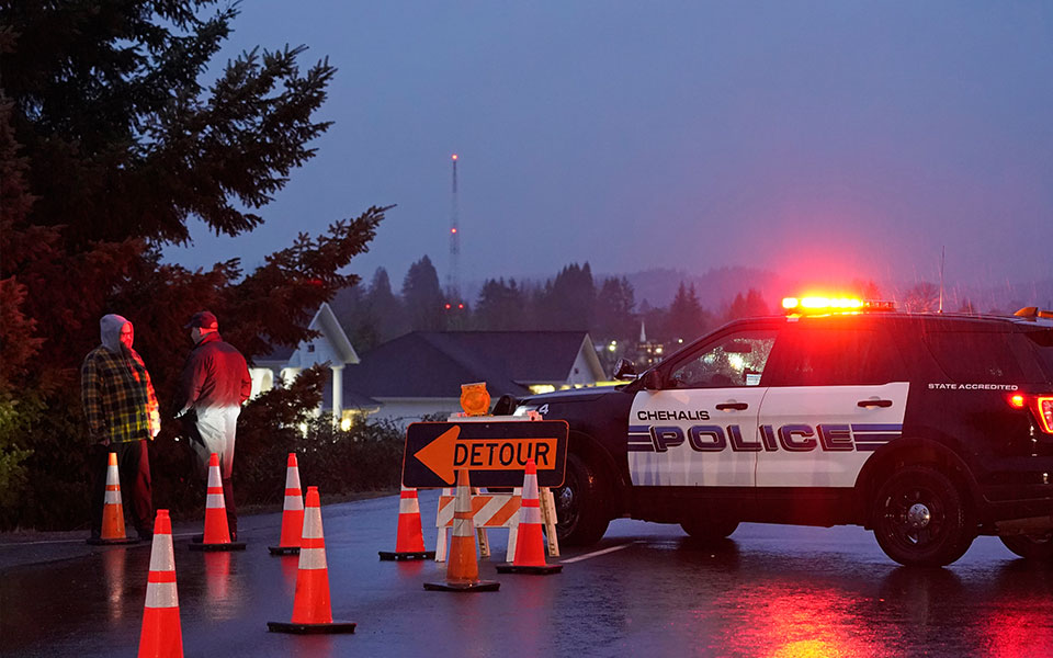 αυτοκίνητο-έπεσε-σε-αυλή-εστιατορίου-561757996