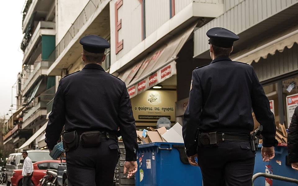 χειροπέδες-σε-αστυνομικό-για-εκβίαση-561775873