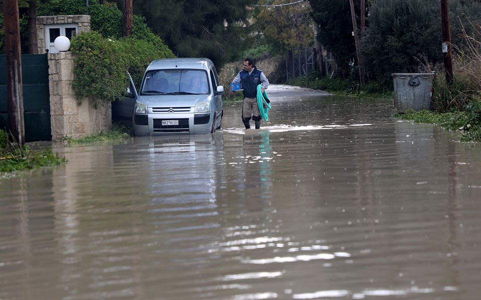 κρήτη-με-βάρκα-απεγκλώβισαν-22-άτομα-απ-561746227