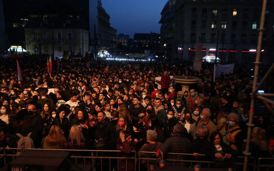 Πλήθος κόσμου στη «Συναυλία Ειρήνης» στα Προπύλαια-4