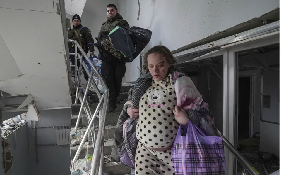 Μαριούπολη: Αγκαλιά με το μωρό της η έγκυος που κατηγορήθηκε από τους Ρώσους ότι είναι ηθοποιός-1