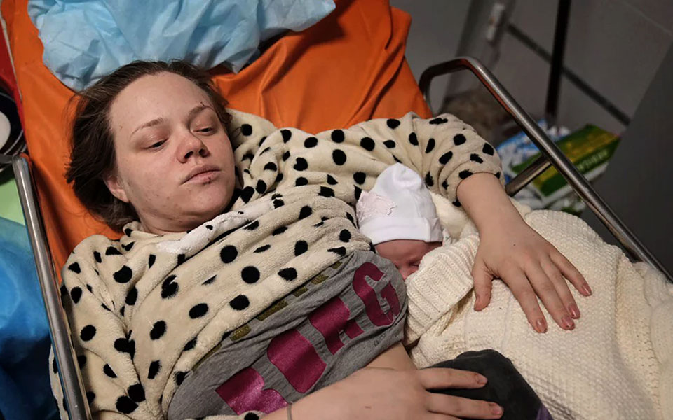 μαριούπολη-αγκαλιά-με-το-μωρό-της-η-έγκ-561760183