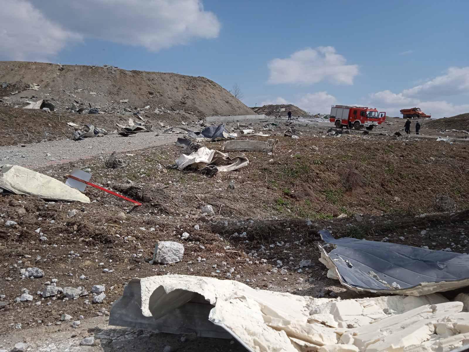 Έκρηξη σε εργοστάσιο στα Γρεβενά: Εξανεμίζονται οι ελπίδες για τους τρεις εργάτες (εικόνες)-1