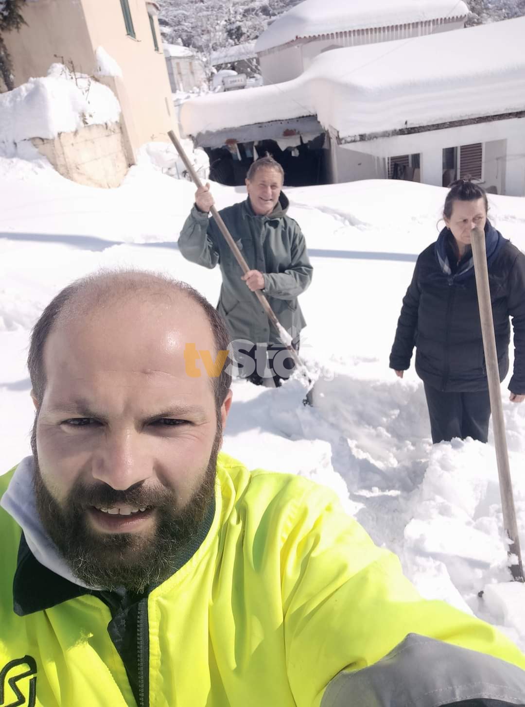 Β. Εύβοια: Δεν φαίνονται από το χιόνι οι δρόμοι στα χωριά (εικόνες)-1