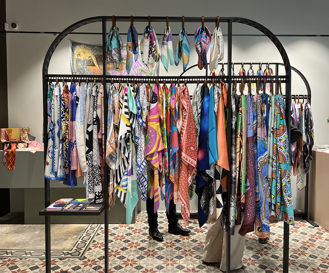 Mantility: αθηναϊκή πρεμιέρα για μια startup με μεταξωτά μαντίλια και διεθνείς βλέψεις-2