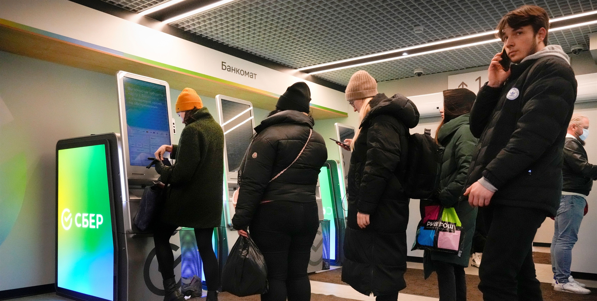 σε-κατάσταση-σοκ-οι-ρώσοι-ουρές-στα-atm-γι-561744043