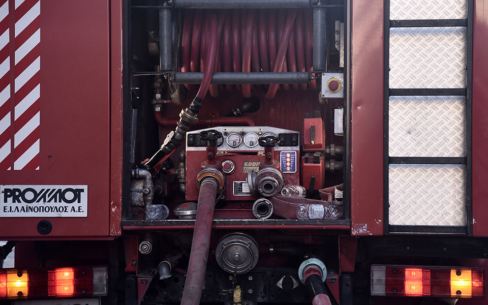 φωτιά-σε-μάντρα-αυτοκινήτων-κλειστή-561783997