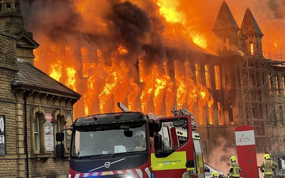 βρετανία-στις-φλόγες-το-κτίριο-dalton-mills-εκ-561747592