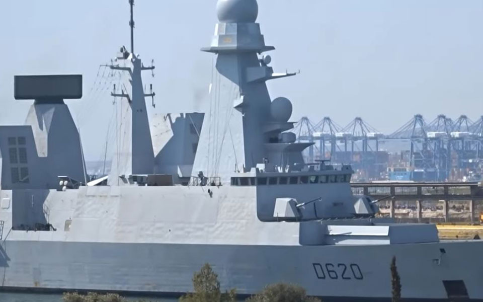 στον-πειραιά-η-γαλλική-φρεγάτα-forbin-βίντε-561780934