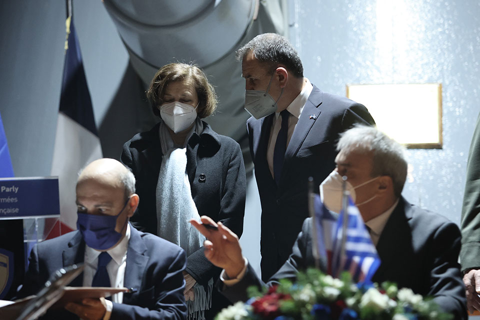 Στο θωρηκτό «Αβέρωφ» οι υπογραφές για τρεις Belh@rra και έξι επιπλέον Rafale-1