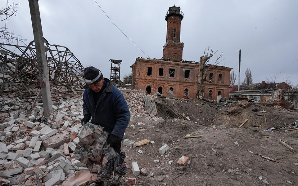 άθικτο-το-ραδιενεργό-υλικό-σε-εργαστή-561783172