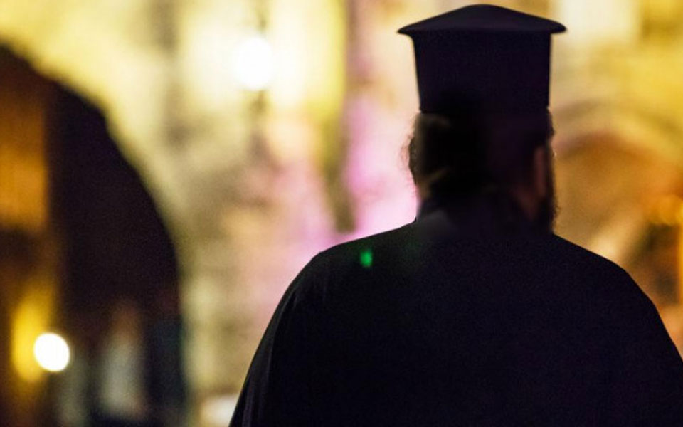 λάρισα-χειροπέδες-στον-ιερέα-που-κατα-561783328