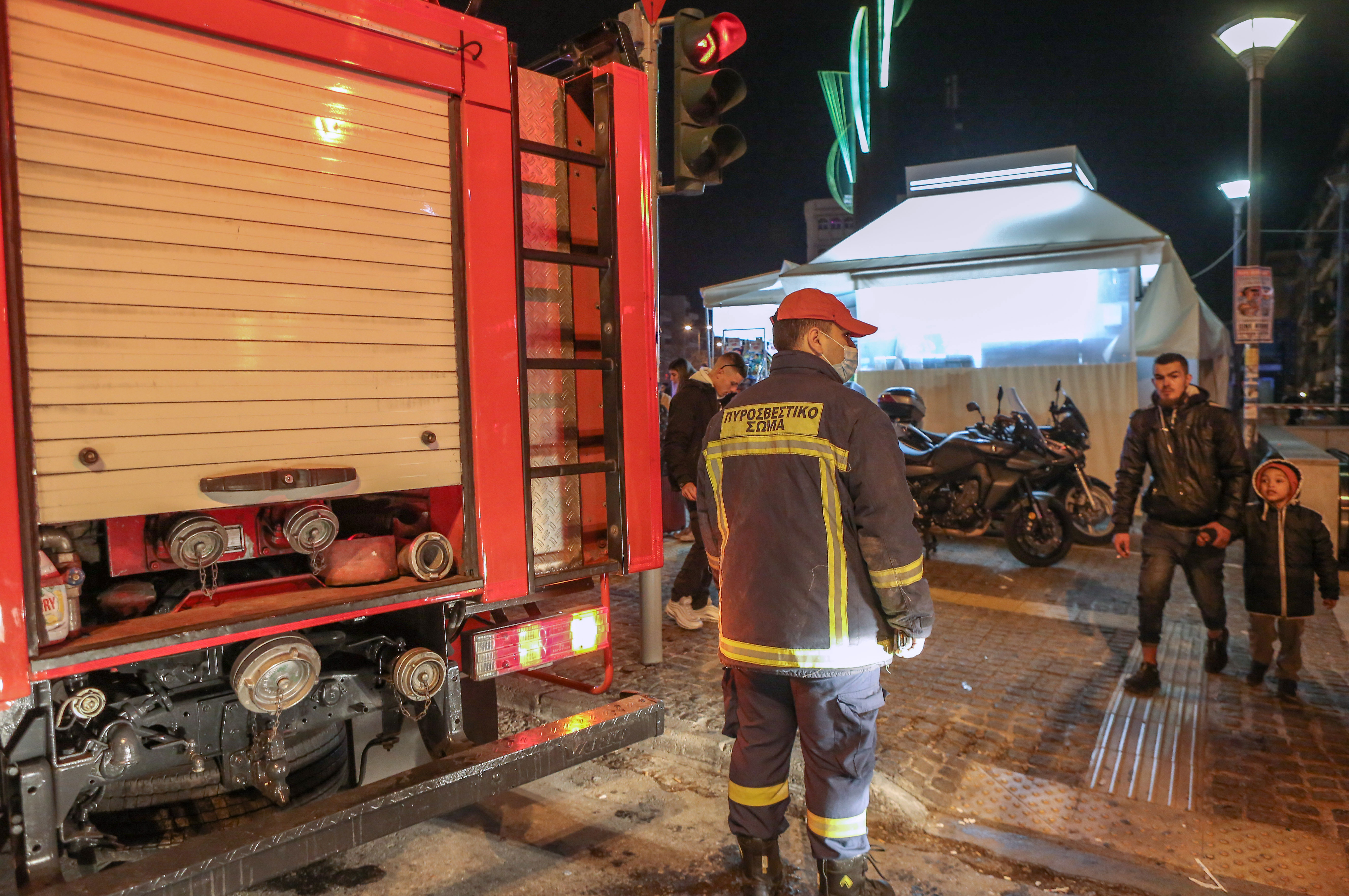 Κάτω Πατήσια: Χωρίς τις αισθήσεις του ανασύρθηκε ο άνδρας που έπεσε στις γραμμές του ΗΣΑΠ-2