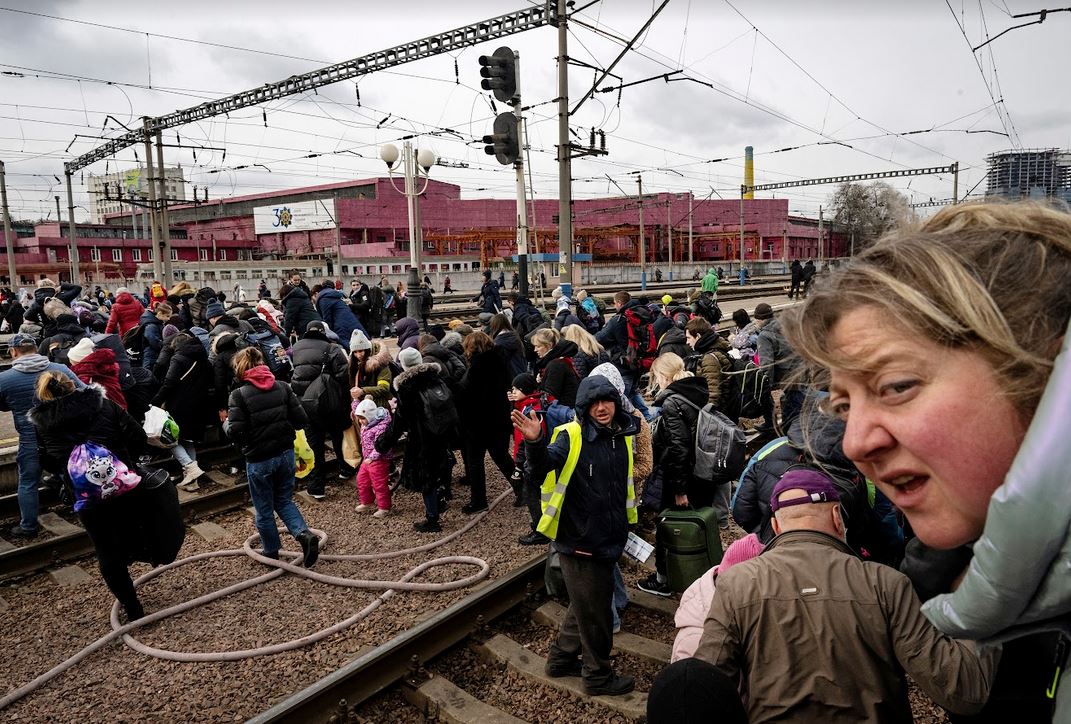 Το Κίεβο οχυρώνεται για μάχη: Εθελοντές στα όπλα, άμαχοι στα τρένα της φυγής (εικόνες)-2