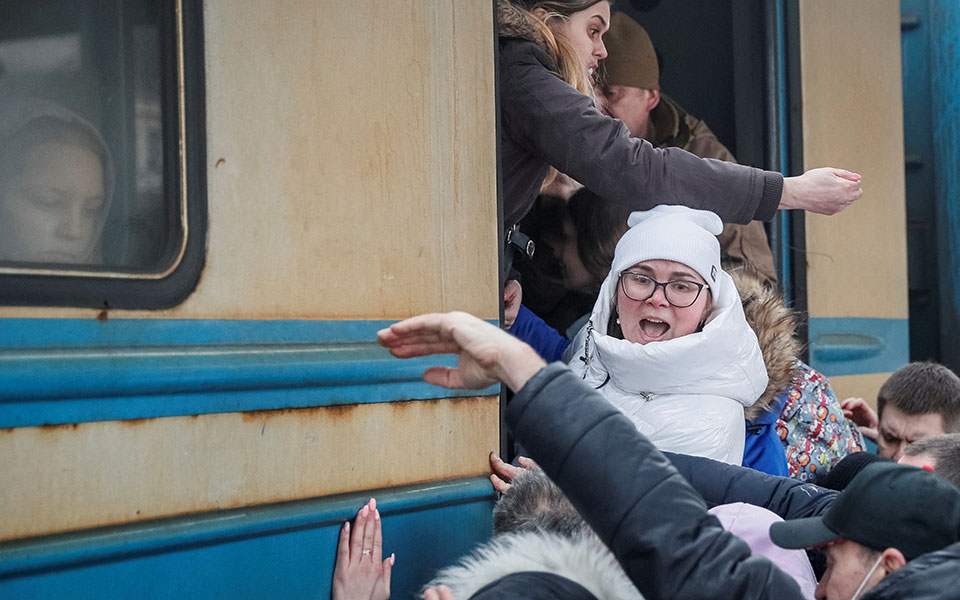 Το Κίεβο οχυρώνεται για μάχη: Εθελοντές στα όπλα, άμαχοι στα τρένα της φυγής (εικόνες)-3