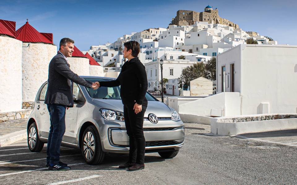 παραδόθηκαν-τα-πρώτα-ηλεκτρικά-οχήμα-561760522