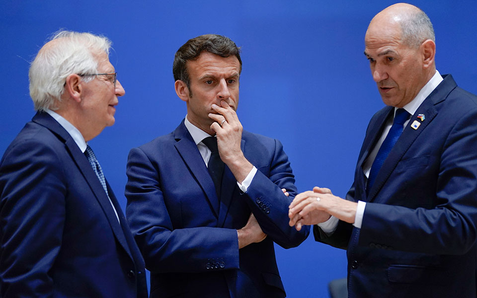 ο-μακρόν-έφερε-χάρτη-στη-σύνοδο-του-νατ-561778042