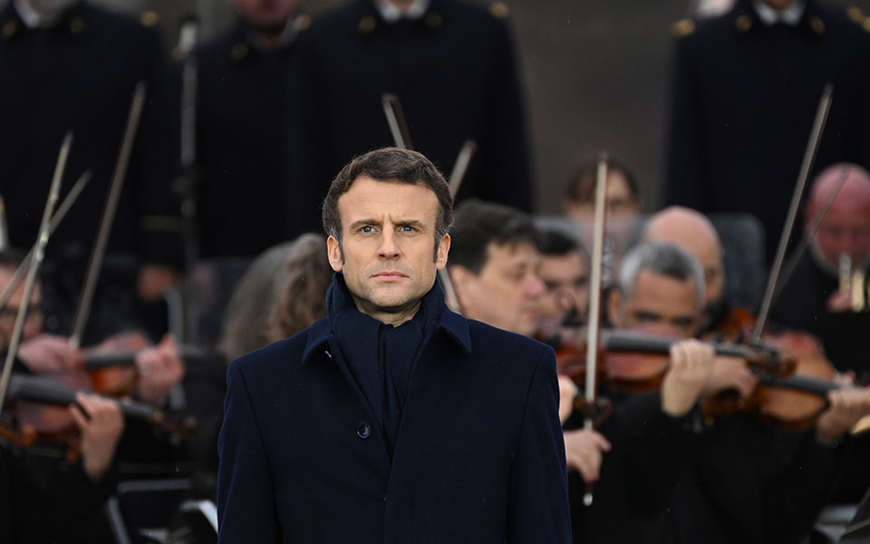 μακρόν-η-ε-ε-θα-συμπαραστέκεται-στην-ο-561758134