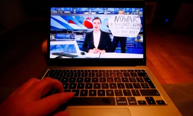 Μαρίνα Οβσιανίκοβα: Η γυναίκα πίσω από το πλακάτ κατά της ρωσικής εισβολής-1