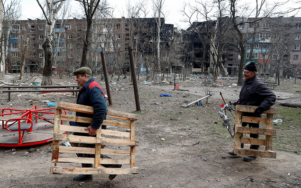 Πόλεμος στην Ουκρανία: Η ισοπέδωση της Μαριούπολης μέσα από 15 καρέ-12