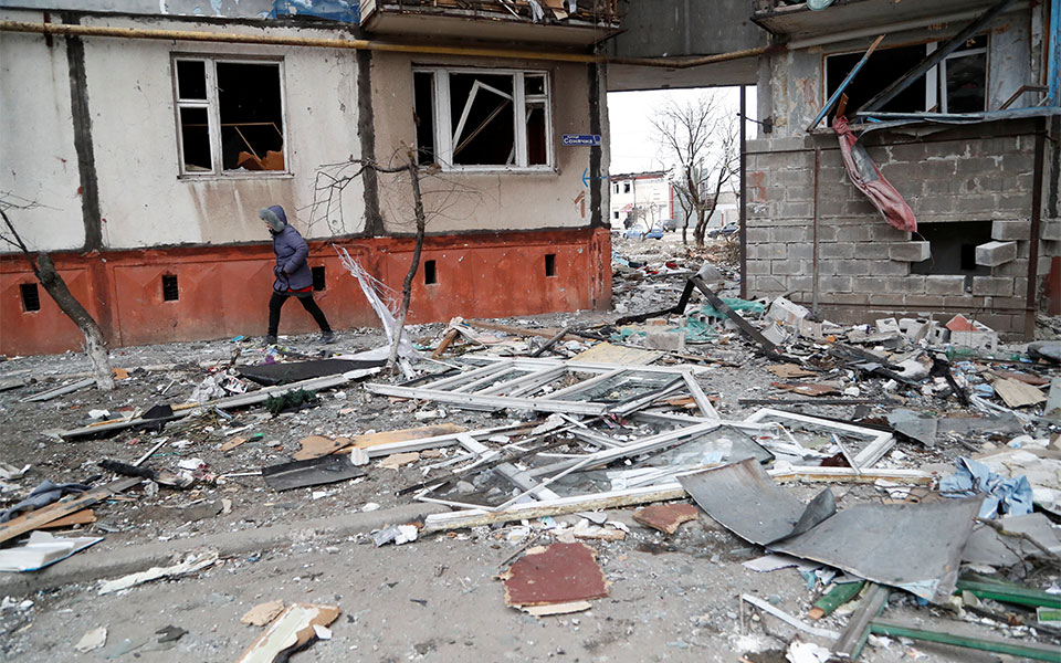 Μαριούπολη: «Δραματική» η κατάσταση – Άγνωστος ο αριθμός των θυμάτων από τον βομβαρδισμό στο θέατρο-2