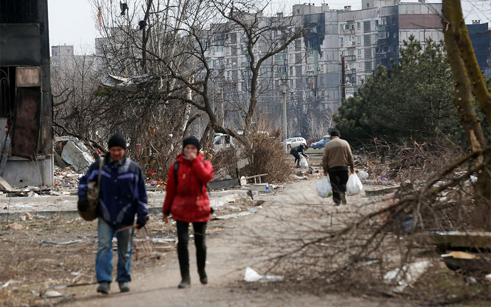 Μαριούπολη: «Δραματική» η κατάσταση – Άγνωστος ο αριθμός των θυμάτων από τον βομβαρδισμό στο θέατρο-1