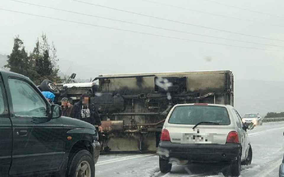 ηράκλειο-νταλίκα-ανατράπηκε-λόγω-ολι-561775900