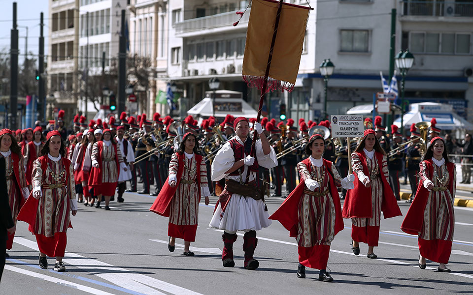 25η Μαρτίου: Ολοκληρώθηκε η μαθητική παρέλαση στην Αθήνα-1