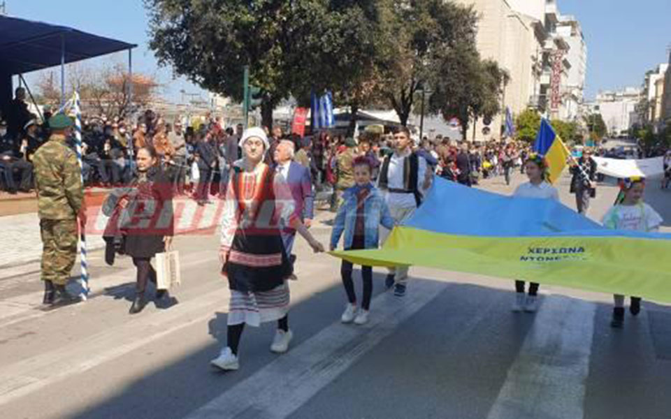 25η-μαρτίου-ουκρανοί-πρόσφυγες-παρέλασ-561778309