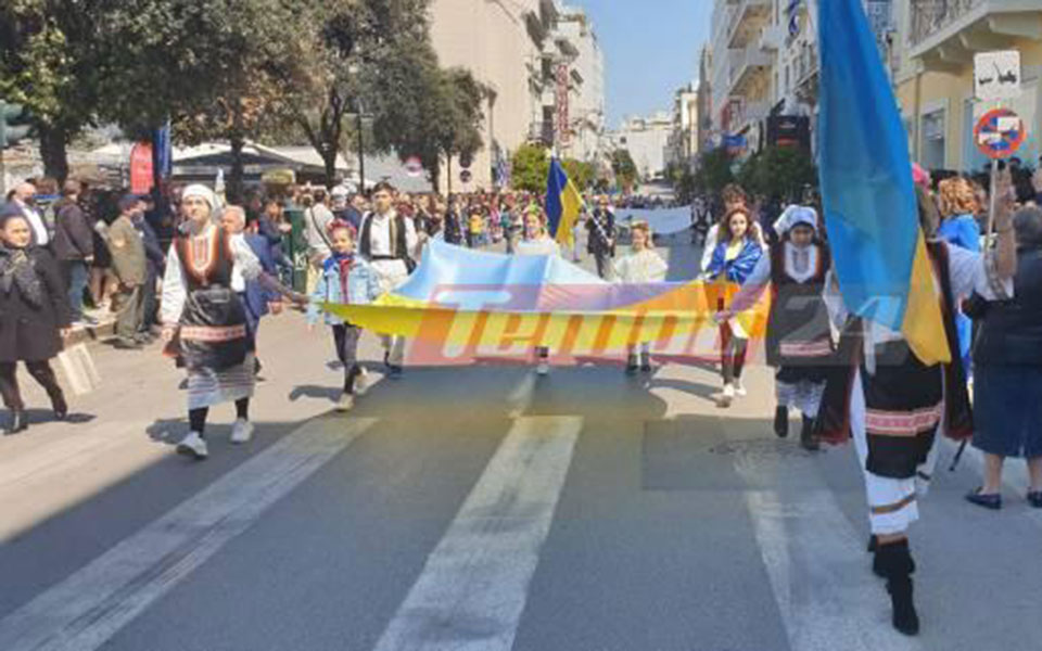 25η Μαρτίου: Ουκρανοί πρόσφυγες παρέλασαν στην Πάτρα-1