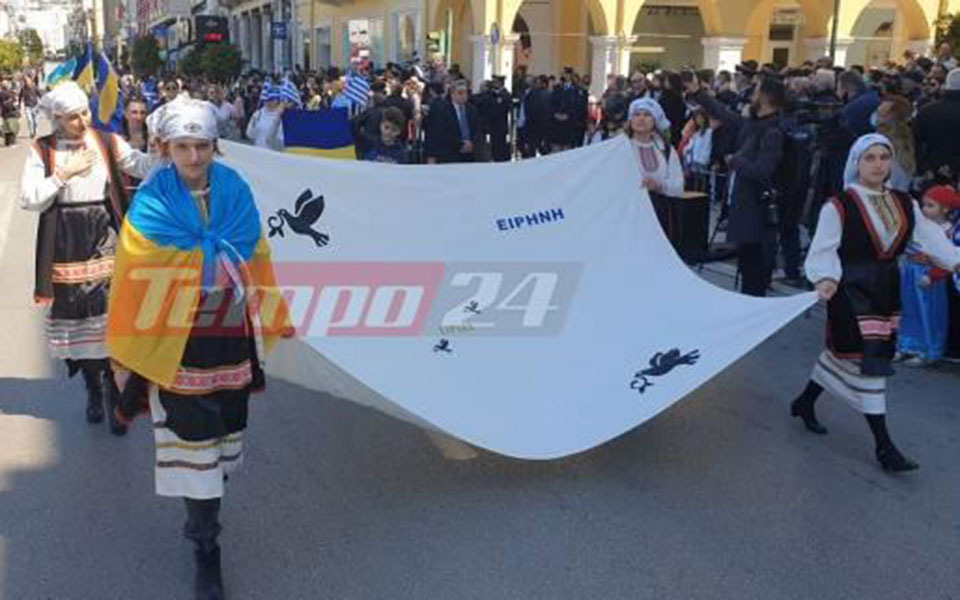 25η Μαρτίου: Ουκρανοί πρόσφυγες παρέλασαν στην Πάτρα-2