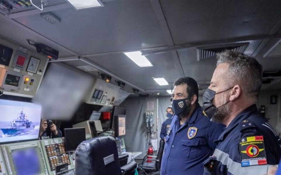 στη-φρεγάτα-ύδρα-ο-διοικητής-του-γαλλι-561763714