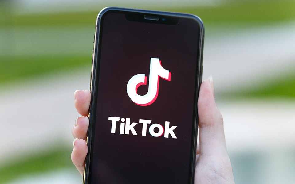 το-tiktok-γίνεται-επίσημος-συνεργάτης-του-φ-561768157
