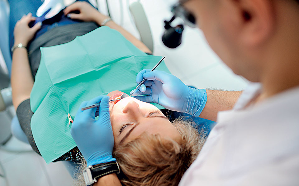 κρυφοί-κίνδυνοι-από-τα-δόντια-που-απει-561783763