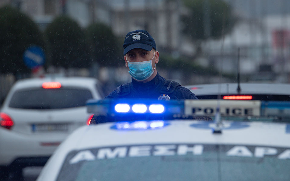 γαλάτσι-χειροπέδες-σε-άνδρα-που-επιτέ-561764965