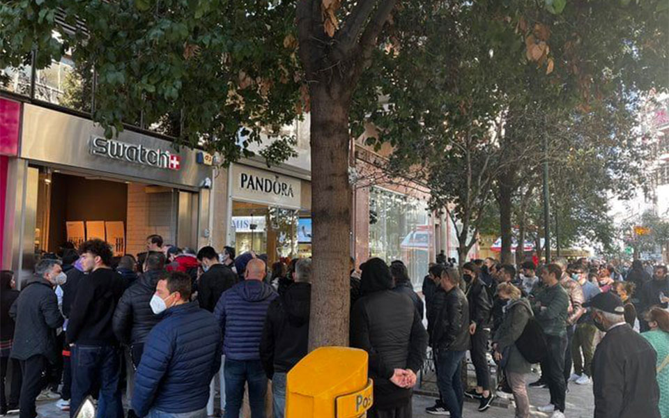 φρενίτιδα-για-τα-ρολόγια-swatch-omega-ουρές-κα-561782158