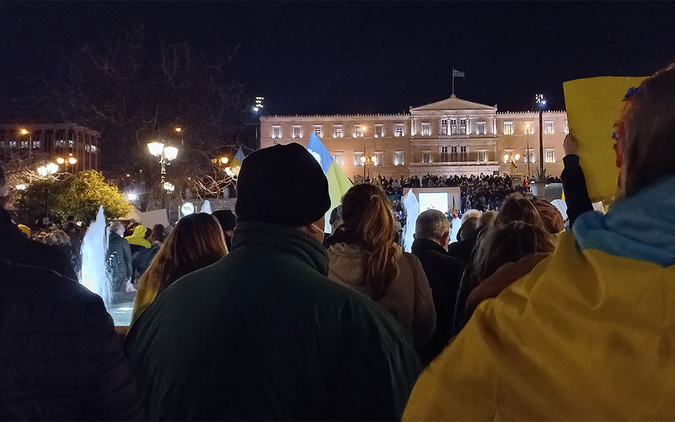 Πόλεμος στην Ουκρανία: Μεγάλη συγκέντρωση στο Σύνταγμα – «Απόψε είμαστε όλοι Ουκρανοί»-3