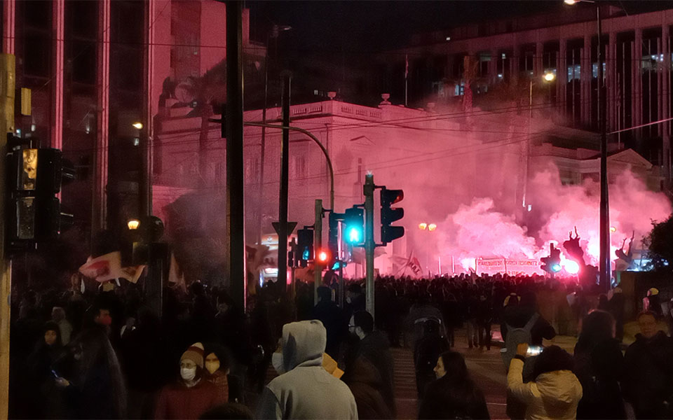 Πόλεμος στην Ουκρανία: Μεγάλη συγκέντρωση στο Σύνταγμα – «Απόψε είμαστε όλοι Ουκρανοί»-4